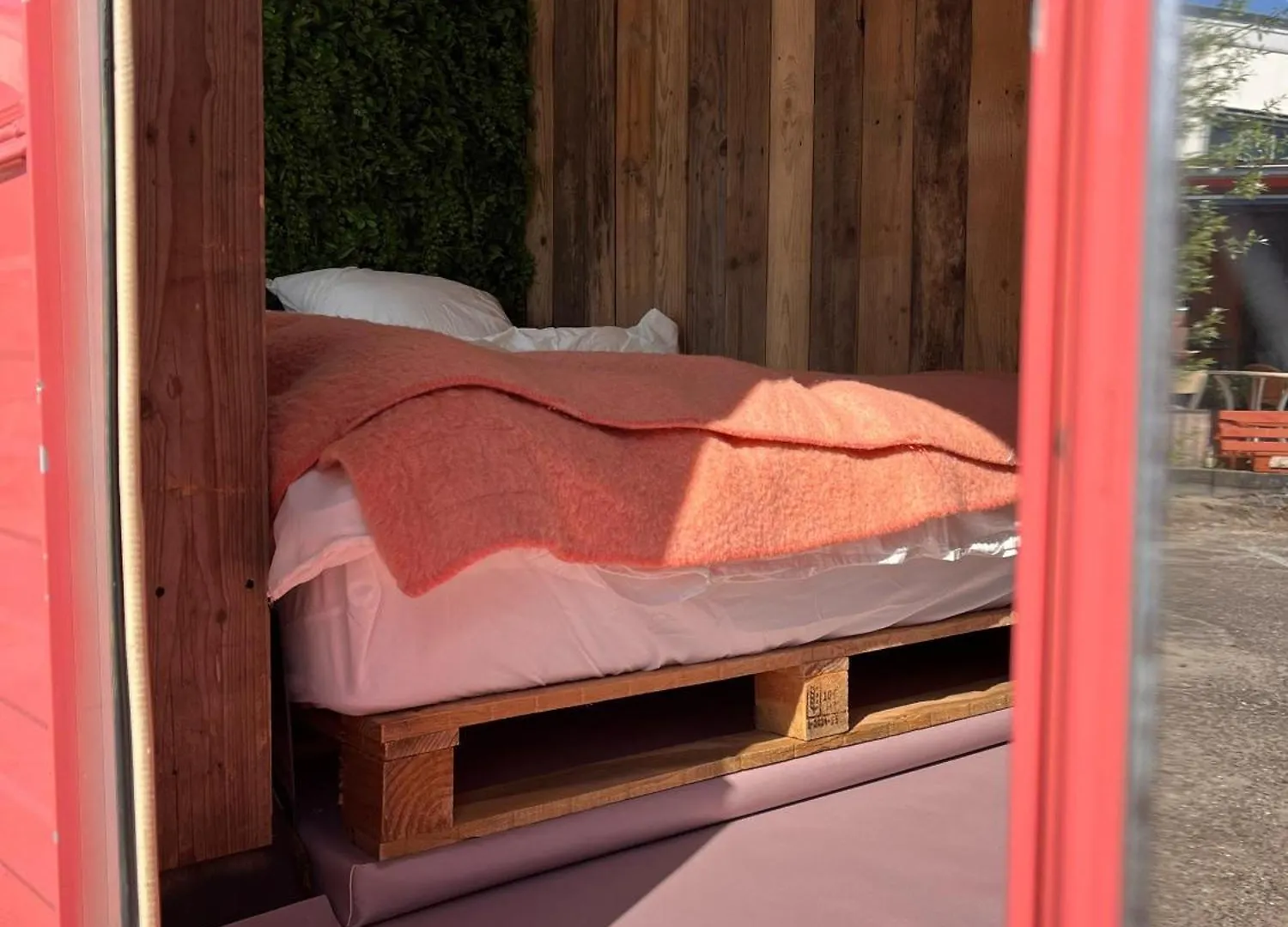 Campsite De Buitenkans Unique Cabins - Urban Camping Rotterdam